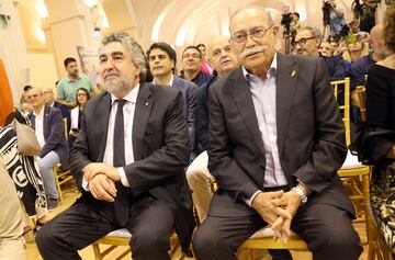 El Centro Cultural de San Marcos fue el lugar elegido para  presentar la vestimenta del equipo español olímpico.  En la imagen, José Manuel Rodríguez Uribes, presidente del CSD y Fructuoso López, presidente de Joma.