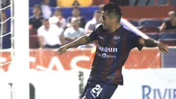 El mexicano de 26 años fue el hombre de la noche, al hacerse presente con dos goles en 16 minutos para la victoria de Los Potros, pero le costó caro.
