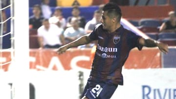 El mexicano de 26 a&ntilde;os fue el hombre de la noche, al hacerse presente con dos goles en 16 minutos para la victoria de Los Potros, pero le cost&oacute; caro.