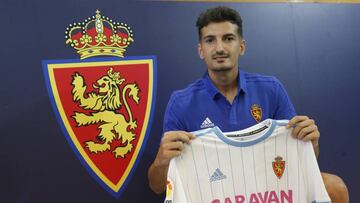 Álex Muñoz posa con su nueva camiseta en su presentación como nuevo jugador del Real Zaragoza.