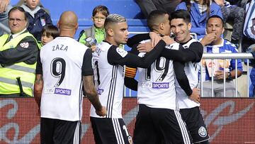 Los jugadores del valencia celebran un gol, en Vitoria.