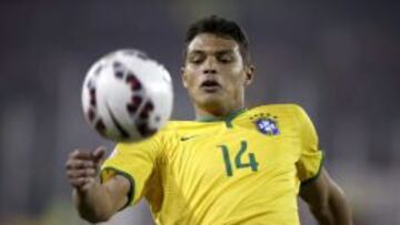 El defensa brasile&ntilde;o Thiago Silva durante el partido Brasil-Venezuela, del Grupo C de la Copa Am&eacute;rica de Chile 2015, en el Estadio Monumental David Arellano de Santiago de Chile, Chile, hoy 21 de junio de 2015.