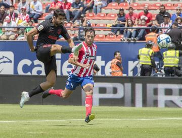 El jugador del Atlético de Madrid, Diego Costa, golpea el balón ante el jugador del Atlético San Luis Matías Catalán. 
 
