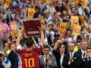 Roma&#039;s forward from Italy Francesco Totti holds a framed Number 10 during a ceremony to celebrate his last match with AS Roma after the Italian Serie A football match AS Roma vs Genoa on May 28, 2017 at the Olympic Stadium in Rome. Italian football icon Francesco Totti retired from Serie A after 25 seasons with Roma, in the process joining a select group of &#039;one-club&#039; players. / AFP PHOTO / Vincenzo PINTO