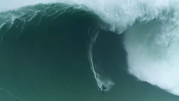 El surfista hawaiano Kai Lenny surfeando la ola ganadora del Nazaré Tow Surfing Challenge 2020, con el labio a punto de caer sobre él. En Praia do Norte (Portugal).