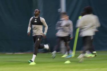 Liverpool's Sadio Mané brushes off Guardiola's accusation of diving