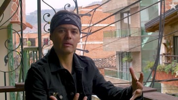 David González gesticulando con la manos, con su habitual pañuelo en la cabeza, en un balcón de Medellín (Colombia) en abril del 2023.