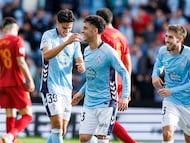 Jones y Mingueza felicitan a Hugo Álvarez por su gol al Valencia.