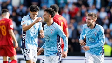 Jones y Mingueza felicitan a Hugo Álvarez por su gol al Valencia.