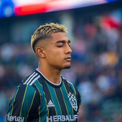 La FIFA rechaza el fichaje de Julián Araujo por el Barça