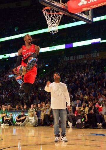 Drake ayuda a Terrence Ross durante el concurso de mates de 2014.