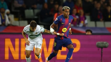 Soccer Football - LaLiga - FC Barcelona v Elche - Estadi Olimpic Lluis Companys, Barcelona, Spain - November 2, 2025 FC Barcelona's Lamine Yamal in action with Elche's Alvaro Nunez REUTERS/Albert Gea