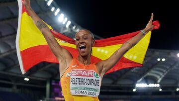 Ana Peleteiro, con la bandera de España exultante tras la victoria.