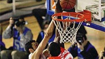 <B>TAPONAZO.</B> Patterson hizo gala de su intimidación ante Sonseca.