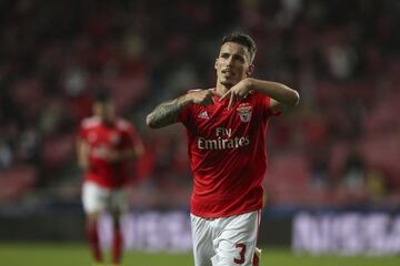 No llegó a debutar en el primer equipo del Barcelona cuando el Benfica llamó a su puerta. Con 26años, Grimaldo se ha hecho con la banda de Da Luz y suena en ocasiones para salir de Portugal.