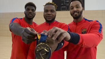 Mem, Sorhaindo en el centro, y N´Guessan, los tres campeones del mundo del Barcelona.