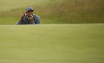 Tiger Woods divisa la bola en la primera ronda del Open Británico.