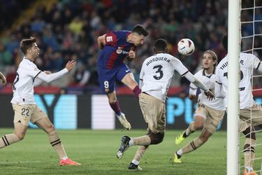 2-2. Saque de esquina y Robert Lewandowski remata de cabeza en el primer palo para superar a Jaume Domenech. El VAR da por válido el tanto tras revisarse por posible fuera de juego de Fermín López.