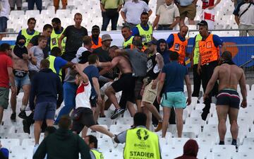 Enfrentamiento entre los ultras rusos e ingleses en el partido que enfrent¨® a ambas selecciones en Marsella durante la Eurocopa 2016.