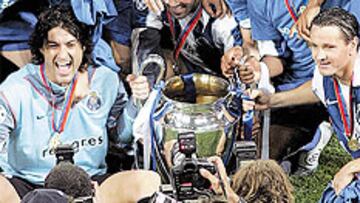 <b>LA SEGUNDA</b>. Los jugadores del Oporto posan con la segunda Copa de Europa en la historia del club.