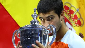 Tennis - U.S. Open - Flushing Meadows, New York, United States - September 11, 2022  Spain's Carlos Alcaraz celebrates with the trophy after winning the U.S. Open REUTERS/Mike Segar     TPX IMAGES OF THE DAY