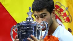Tennis - U.S. Open - Flushing Meadows, New York, United States - September 11, 2022  Spain's Carlos Alcaraz celebrates with the trophy after winning the U.S. Open REUTERS/Mike Segar     TPX IMAGES OF THE DAY