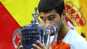 Tennis - U.S. Open - Flushing Meadows, New York, United States - September 11, 2022  Spain's Carlos Alcaraz celebrates with the trophy after winning the U.S. Open REUTERS/Mike Segar     TPX IMAGES OF THE DAY