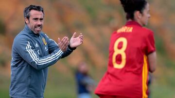 El seleccionador nacional español Jorge Vilda Rodríguez (i) anima a sus jugadoras durante un encuentro entre las selecciones de España y Suiza en el torneo amistoso Copa Algarve disputado en el estadio de Albufeira, Albufeira (Portuga