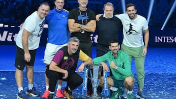 Novak Djokovic posa junto a Goran Ivanisevic, Marco Panichi y el resto de su equipo tras conquistar el título en las Nitto ATP Finals.