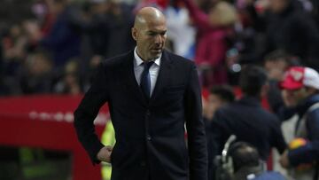 Football Soccer - Sevilla v Real Madrid - Spanish La Liga Santander - Ramon Sanchez Pizjuan stadium, Seville, Spain - 15/01/17 Real Madrid's coach Zinedine Zidane reacts during the match. REUTERS/Jon Nazca