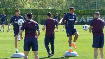 GRAF7533. M&Aacute;LAGA, 19/04/2018.- Los jugadores del Sevilla FC durante la sesi&oacute;n de entrenamientos que desarroll&oacute; este jueves en Marbella (M&aacute;laga), donde el equipo est&aacute; concentrado para la final de Copa del Rey que disputar