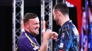 Los jugadores de dardos Luke Littler y Luke Humphries chocan sus puños durante la disputa de la final del Ladbrokes Players Championship Finals de Dardos 2024.