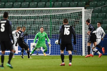 Así marcó Benzema el 0-2, en Varsovia, a Malarz.