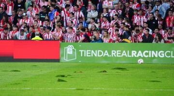 El césped de El Sardinero dejó mucha que desear durante su estreno.