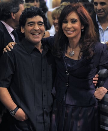 18 de diciembre de 2008, la presidenta argentina Cristina Kirchner abraza al entrenador de la selección argentina de fútbol, Diego Maradona, durante una ceremonia de inauguración del centro comercial en Canning, provincia de Buenos Aires, Argentina. 