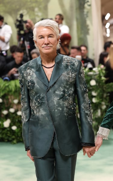 El actor, Baz Luhrmann, posa en la alfombra de la gala MET.