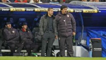 AYUDA. Simeone junto al Mono Burgos durante el partido en el Bernab&eacute;u. Es habitual que el ayudante recoja datos en su carpeta y los comente con el Cholo.