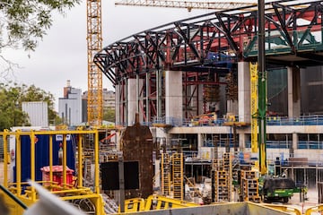 El regreso al nuevo Camp Nou, según el propio club catalán, está a la vuelta de la esquina. Las últimas instantáneas del avance de las obras muestras la construcción del anillo exterior del estadio.