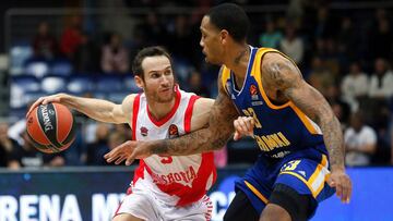 SHP02. MOSCÚ (RUSIA), 10/11/2017.- El jugador del Khimki Malcolm Thomas (d) lucha por el balón con Marcelinho Huertas (i) del Baskonia durante el partido de Euroliga que enfrentó al Khimki Moscú con el Baskonia Vitoria Gasteiz en Moscú (Rusia) hoy, 10 de noviembre de 2017. EFE/ Maxim Shipenkov
