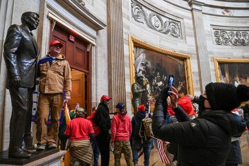 Los manifestantes pro-Trump irrumpieron en el Capitolio tras derribar 4 capas de vallas de seguridad, mostrando su inconformidad con los resultados de las elecciones presidenciales del 2020, mismas en las que el dem¨®crata, Joe Biden, le quit¨® la reelecci¨®n a Donald Trump, resultando el 46? Presidente electo de los Estados Unidos.