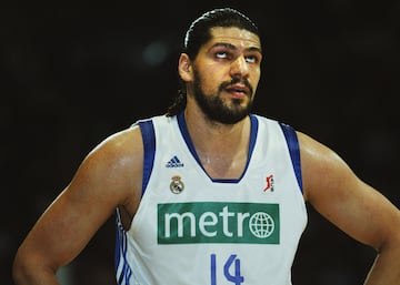 Con un currículum excepcional (Euroliga, Eurobasket y plata Mundial), Papadopoulos era uno de los grandes pívot del Viejo Continente. El pívot heleno firmó por tres temporadas en 2007 a razón de dos millones de euros cada una de ellas. Era una gran apuesta para dominar el juego interior en España y en Europa… pero fue un auténtico bluf. Desde el principio no funcionó: parecía fuera de forma, lento, sin entender los sistemas ni saber aprovechar su físico. Duró poco más de un curso antes de ser cedido a Bolonia y romper posteriormente su relación con los blancos.