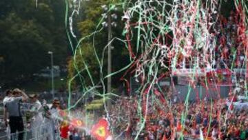 Hamilton y Rosberg celebraron su éxito en Monza rodeados de miles de aficionados de Ferrari, que ayer sufrieron viendo a su escudería.