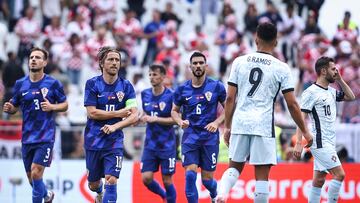 Oeiras (Portugal), 08/06/2024.- Croatia player Luka Modric (2L) celebrates after scoring the opening goal from the penalty spot during the international friendly soccer match Portugal vs Croatia, in Oeiras, Portugal, 08 June 2024. (Futbol, Amistoso, Croacia) EFE/EPA/RODRIGO ANTUNES
