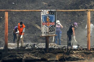Cientos de personas participan en las laboras de reconstrucción y limpieza del pueblo de Santa Olga luego de los incendios forestales.
