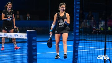 Ona en primer plano y Jimena detrás celebran un punto en la final.