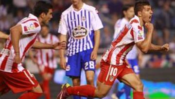 <b>VICTORIA. </b>Agüero celebra el gol que dio a los colchoneros los tres puntos en Riazor ante el Deportivo.