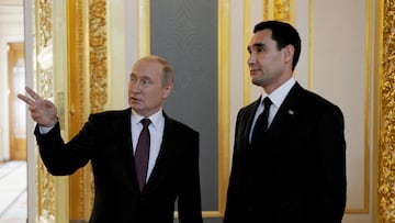 Russia's President Vladimir Putin speaks to Turkmenistan's President Serdar Berdymukhamedov during a meeting at the Kremlin in Moscow, Russia June 10, 2022. Sputnik/Mikhail Klimentyev/Kremlin via REUTERS ATTENTION EDITORS - THIS IMAGE WAS PROVIDED BY A THIRD PARTY.