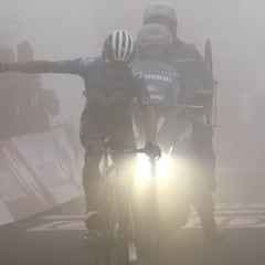 Superman vuela en la niebla