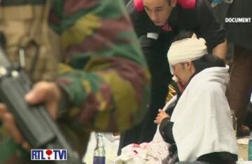 Personas heridas en la estación de metro reciben asistencia médica.