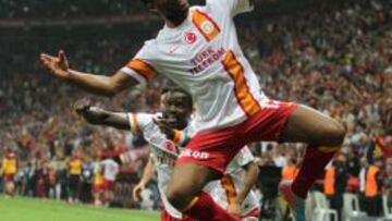 Drogba, celebrando un gol ante el Mersin.